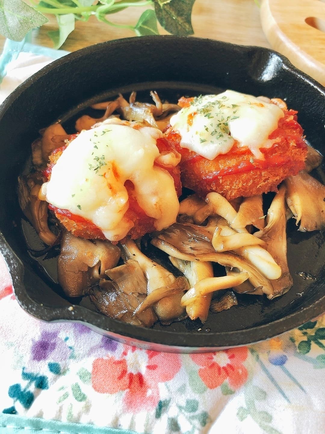 トマトチーズカツと舞茸のガーリックソテーの完成写真