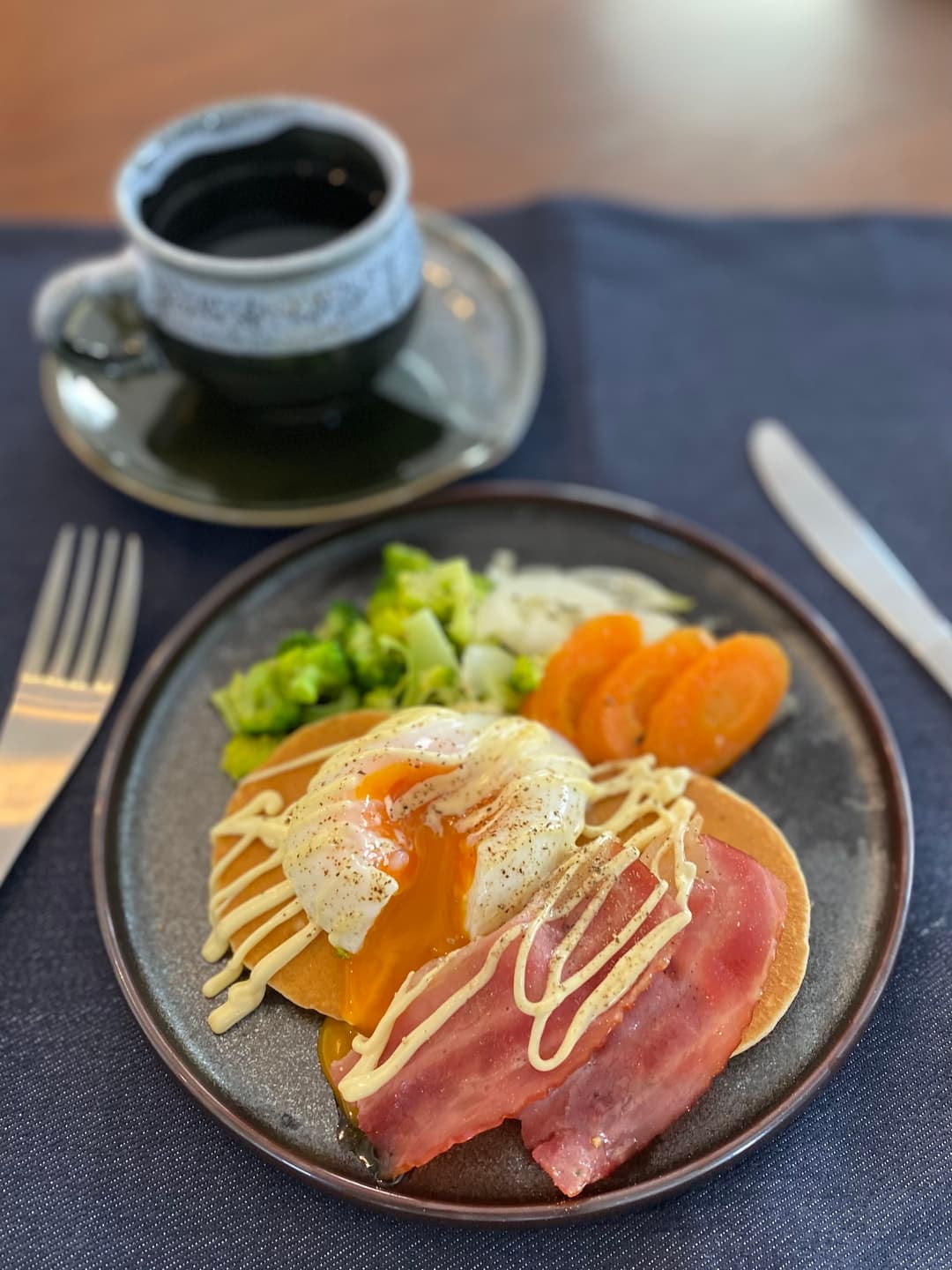 グリル野菜と温玉のパンケーキの完成写真