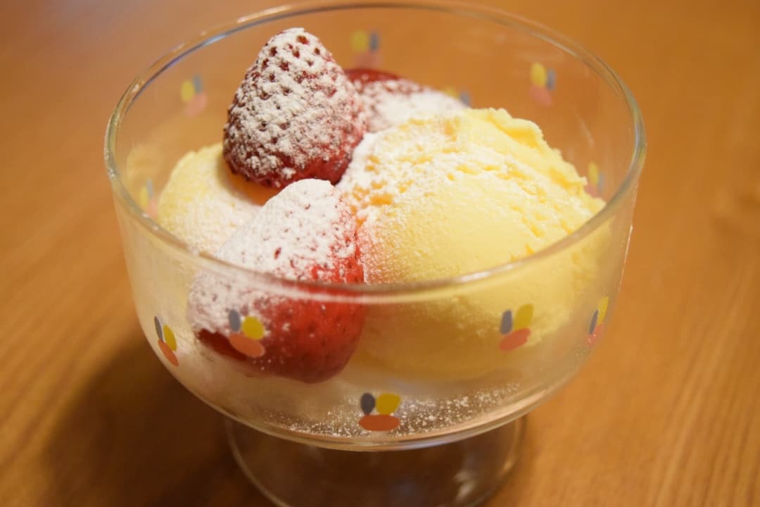 冷凍いちごとバニラアイスのパフェの完成写真