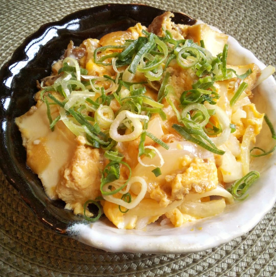 牛すき煮の卵とじ丼の完成写真