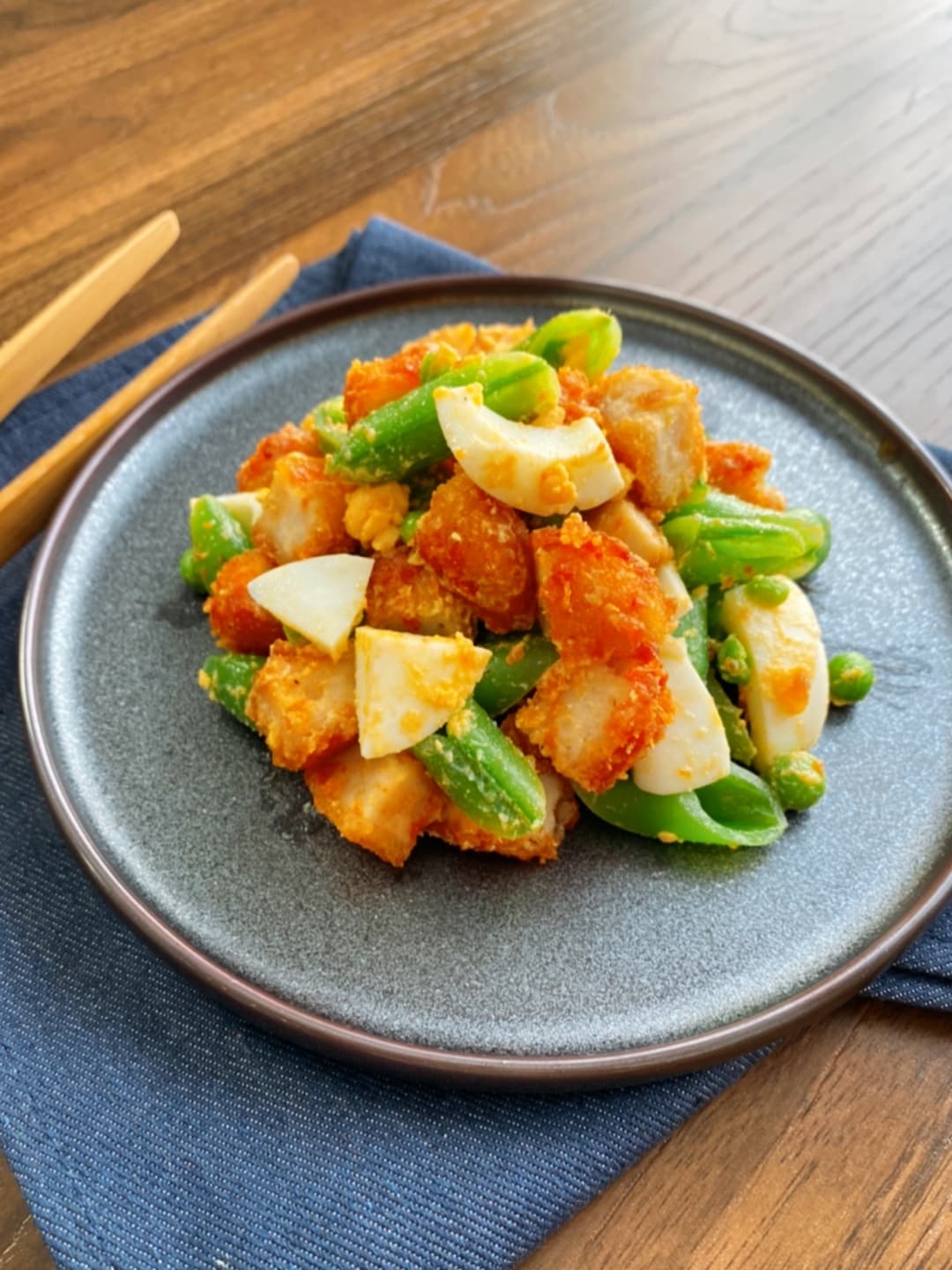 トマトチキンカツのご馳走サラダの完成写真