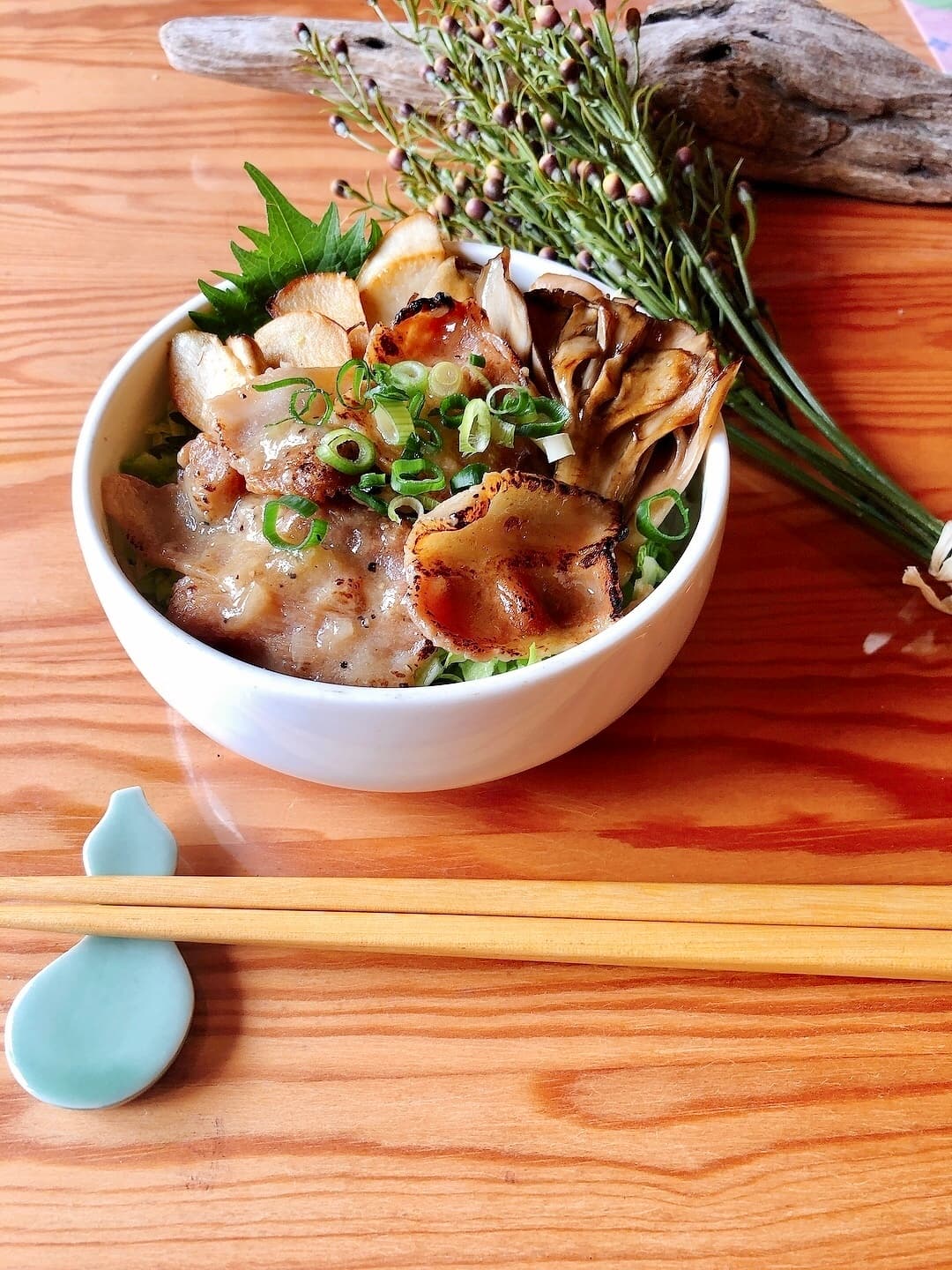 きのこと豚肉の塩カルビ丼の完成写真