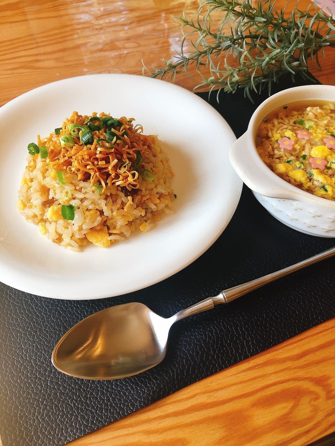 金の炒飯ザクザクチキンラーメンのせの完成写真