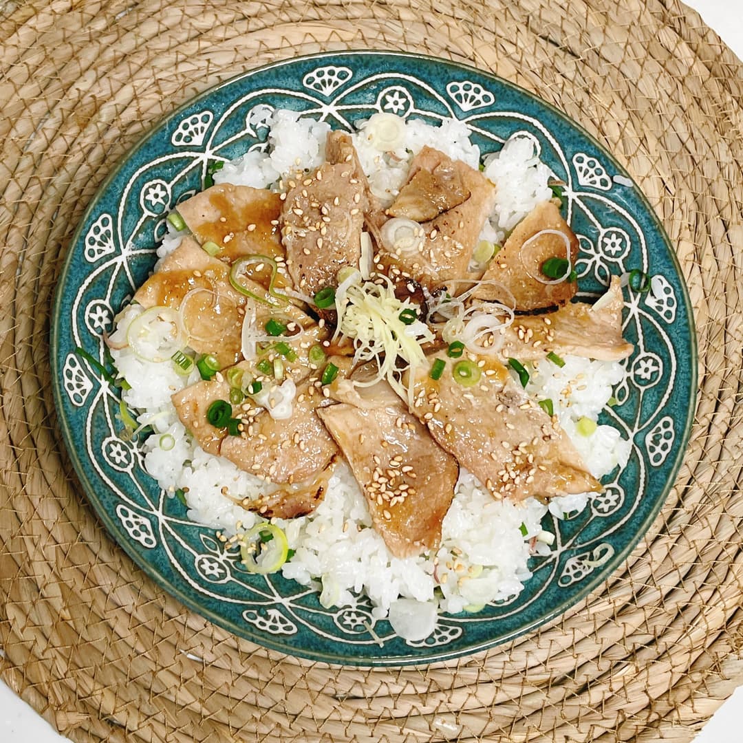 豚ロース生姜焼のさっぱりのっけご飯の完成写真