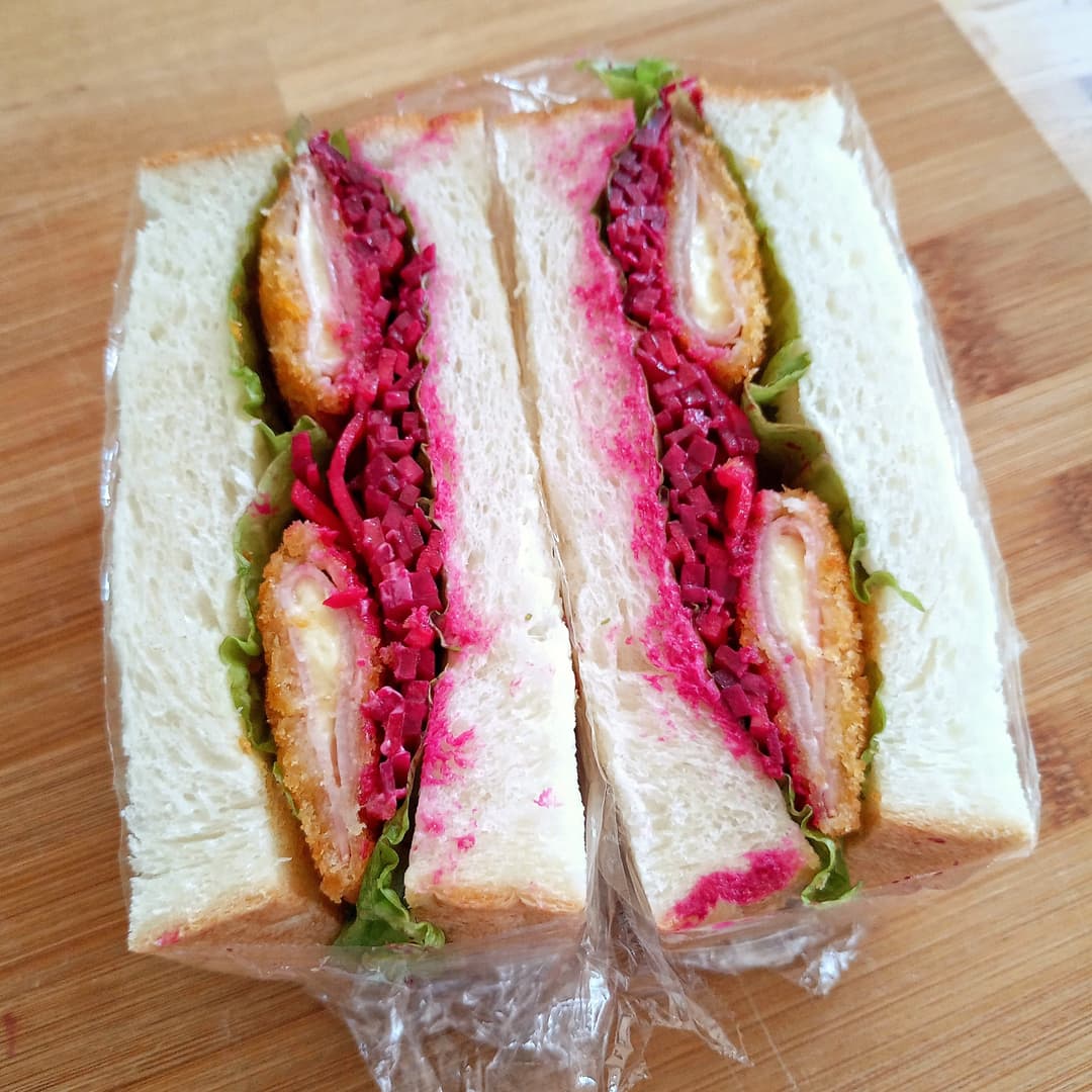 根菜ラペとチーズハムカツのサンドの完成写真