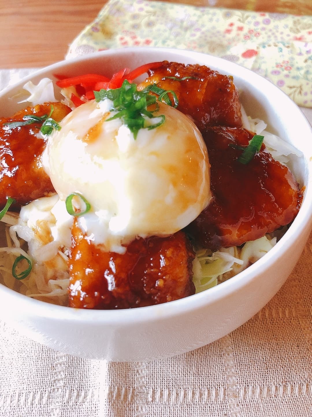 照り焼きチキンの温玉丼の完成写真