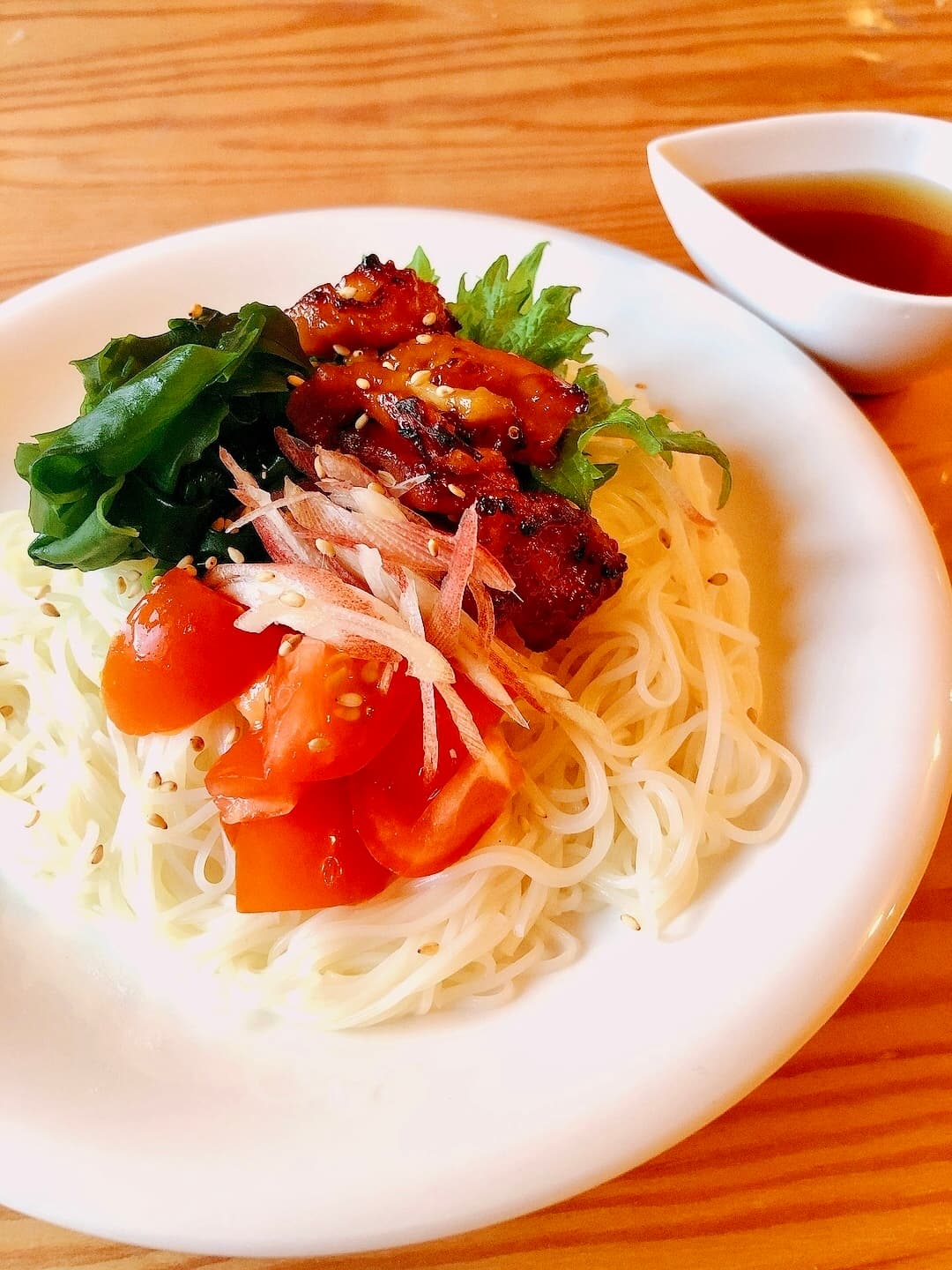香ばしやきとりのぶっかけ素麺の完成写真