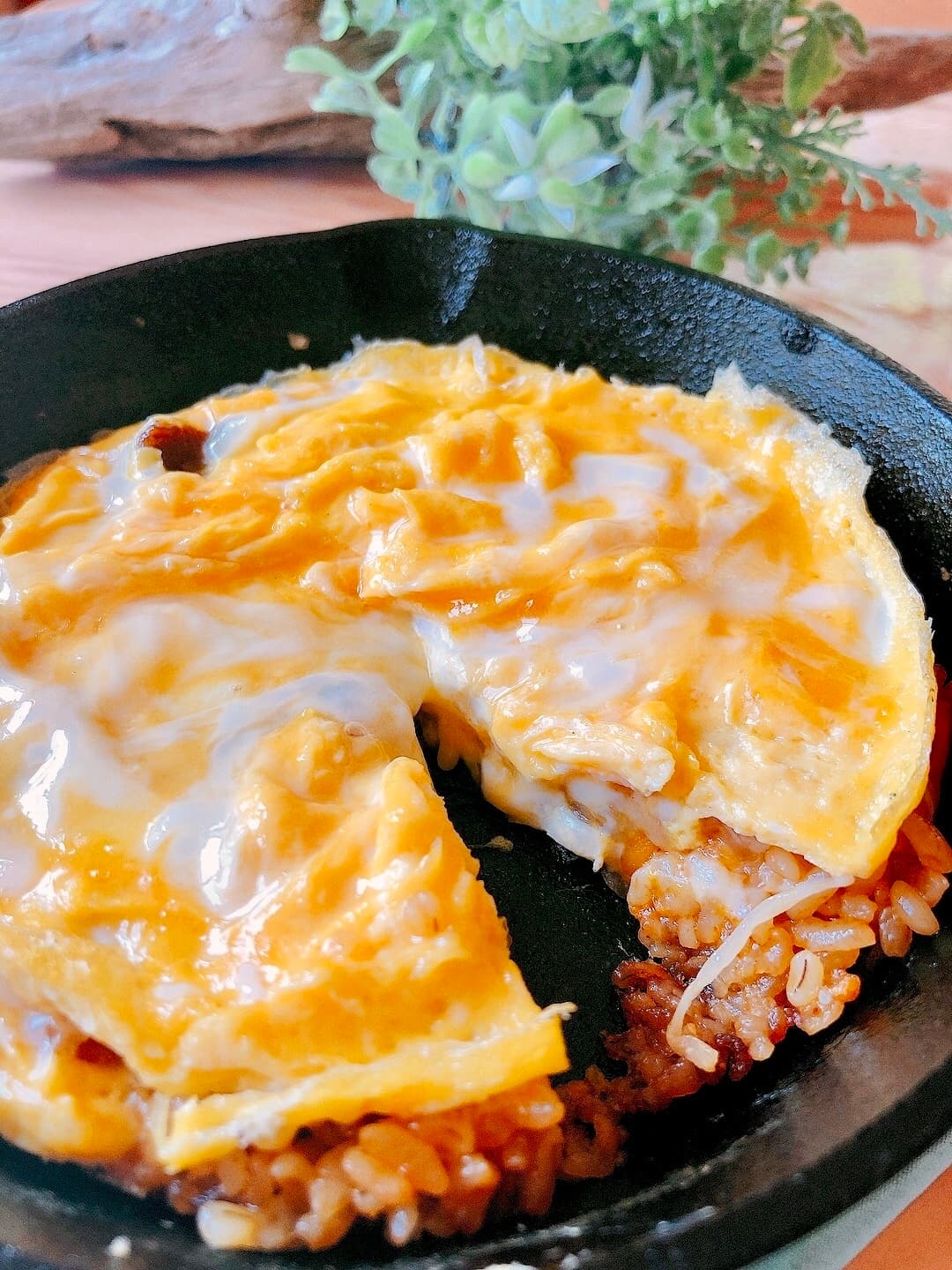 ビビンバ炒飯のオムチーズがけの完成写真