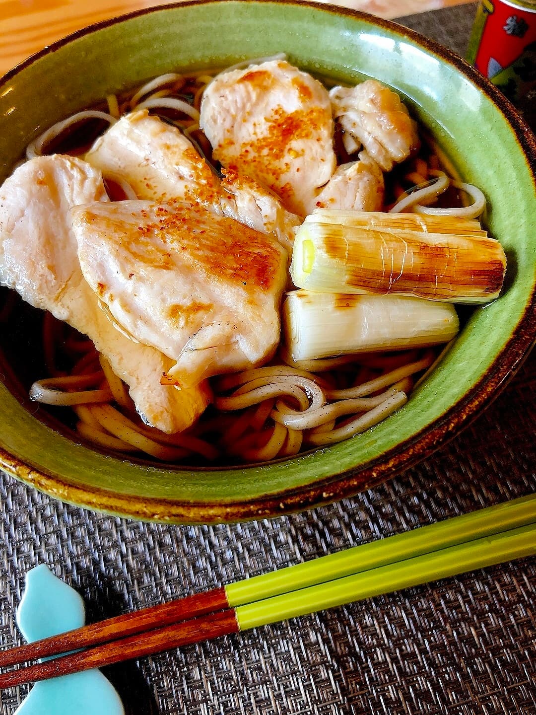 鶏肉で鴨南蛮そばの完成写真