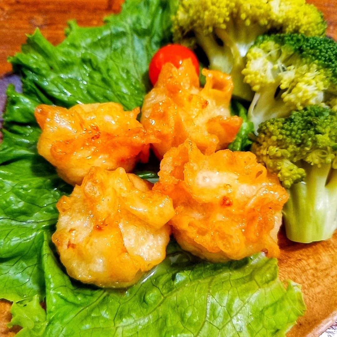 ポテト&ベーコンの包み揚げ  チリマヨソース和えの完成写真