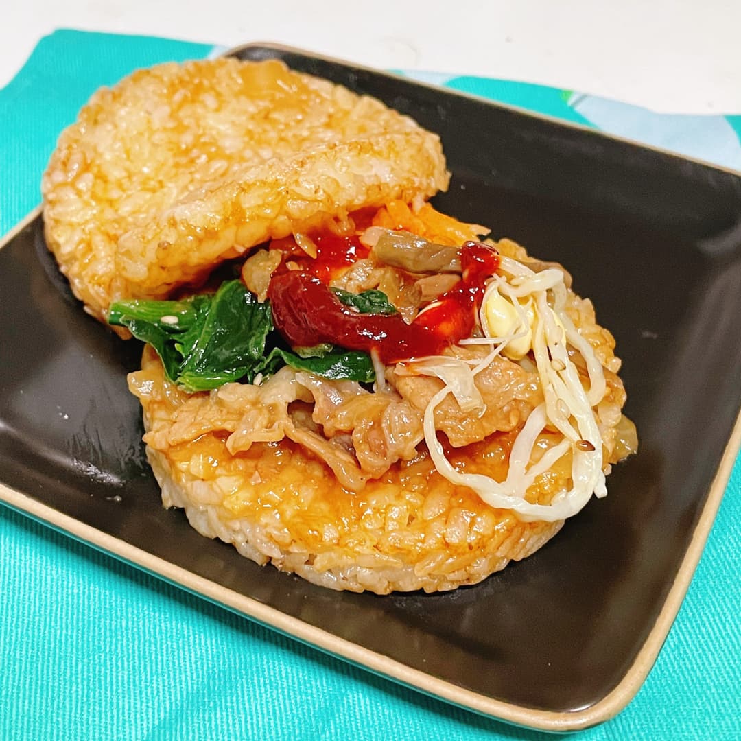 ライスバーガー焼肉ビビンパ風の完成写真