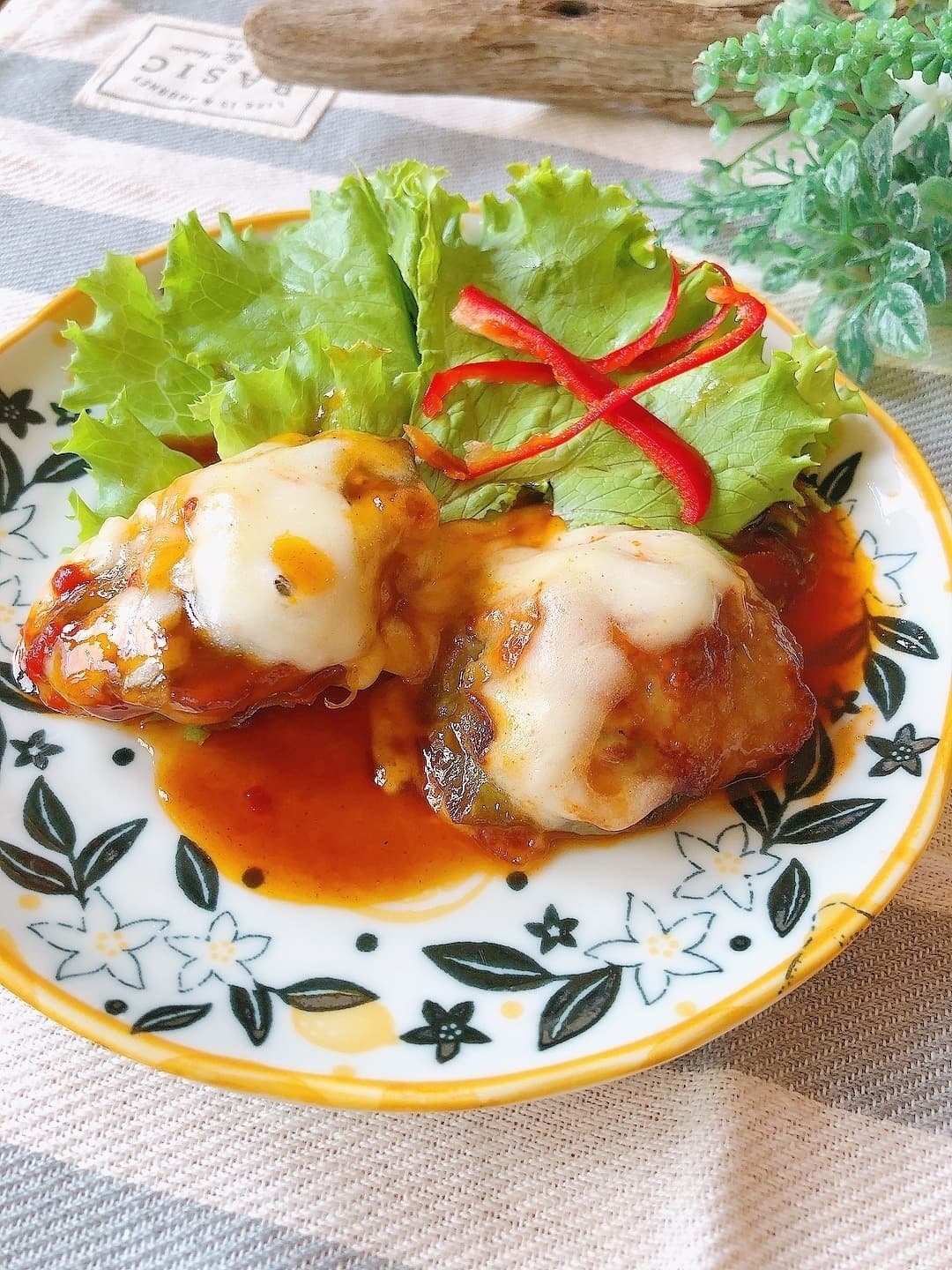 ピーマンの肉詰めコチュジャンチーズソースの完成写真