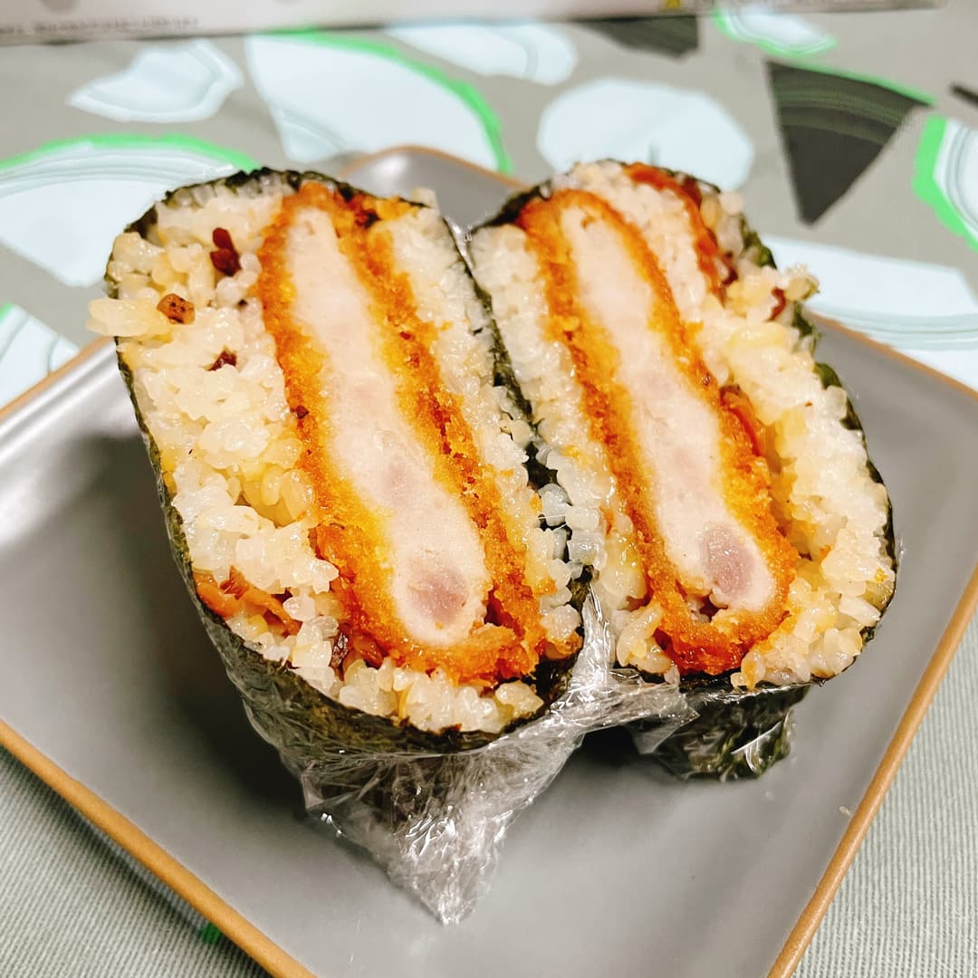 炙りチーズのソースとんかつおにぎらずの完成写真