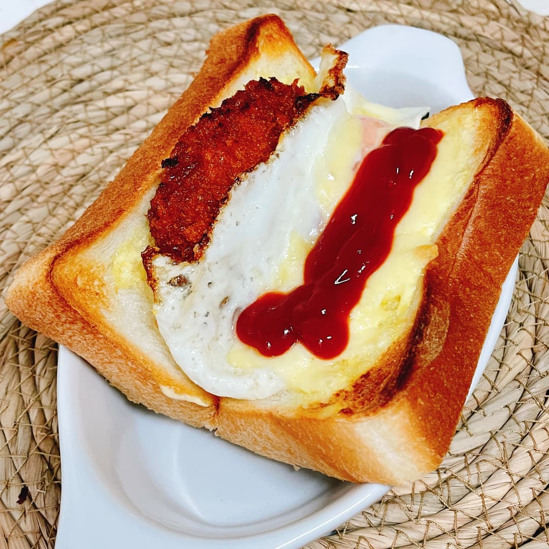 BIGソースとんかつと目玉焼のチーズトーストの完成写真