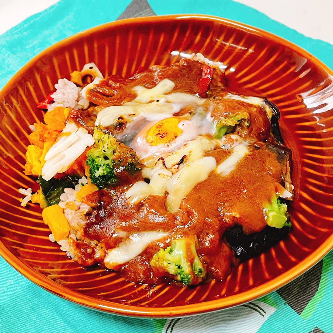 卵と炙りチーズの野菜たっぷりカレーの完成写真
