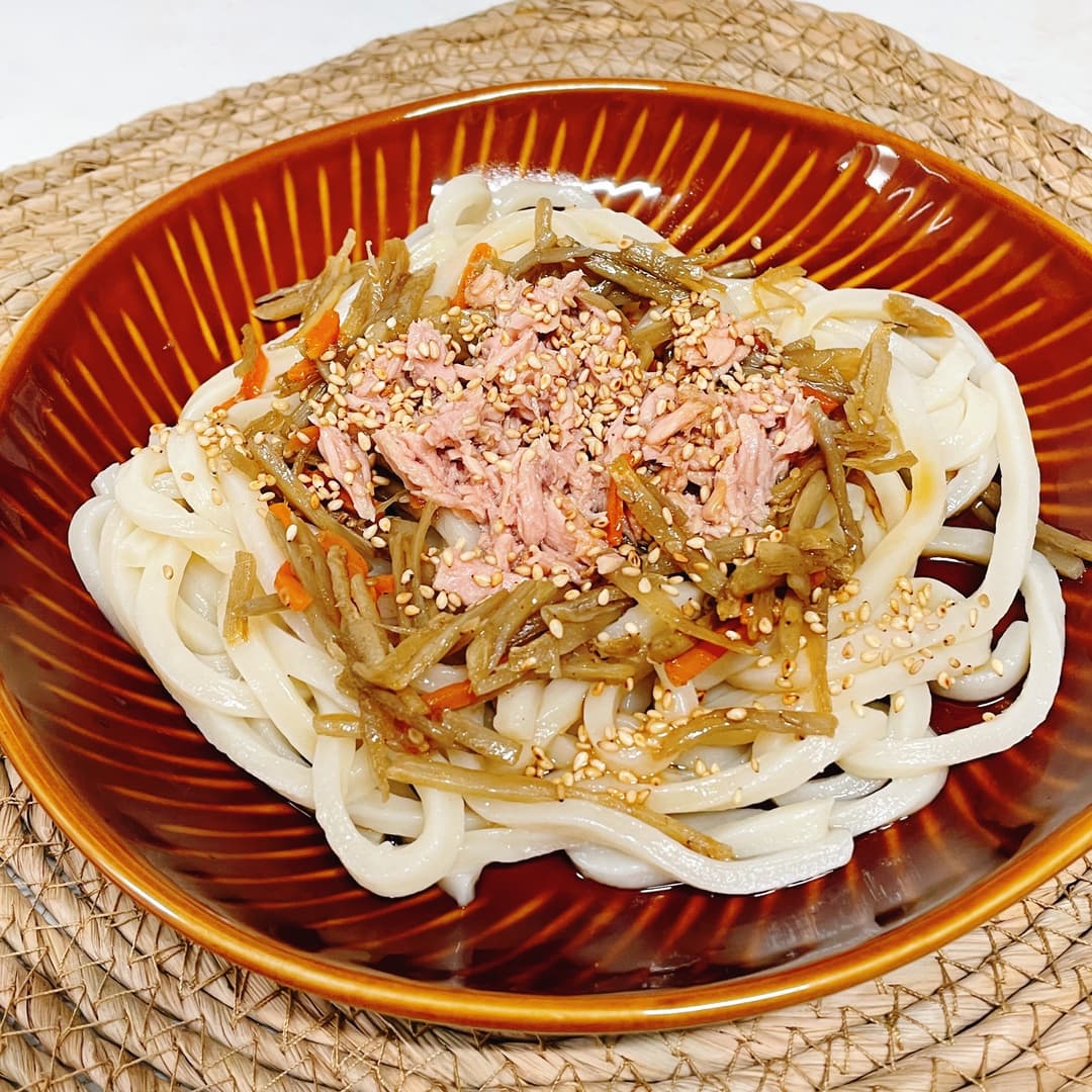 ツナときんぴらののっけうどんの完成写真