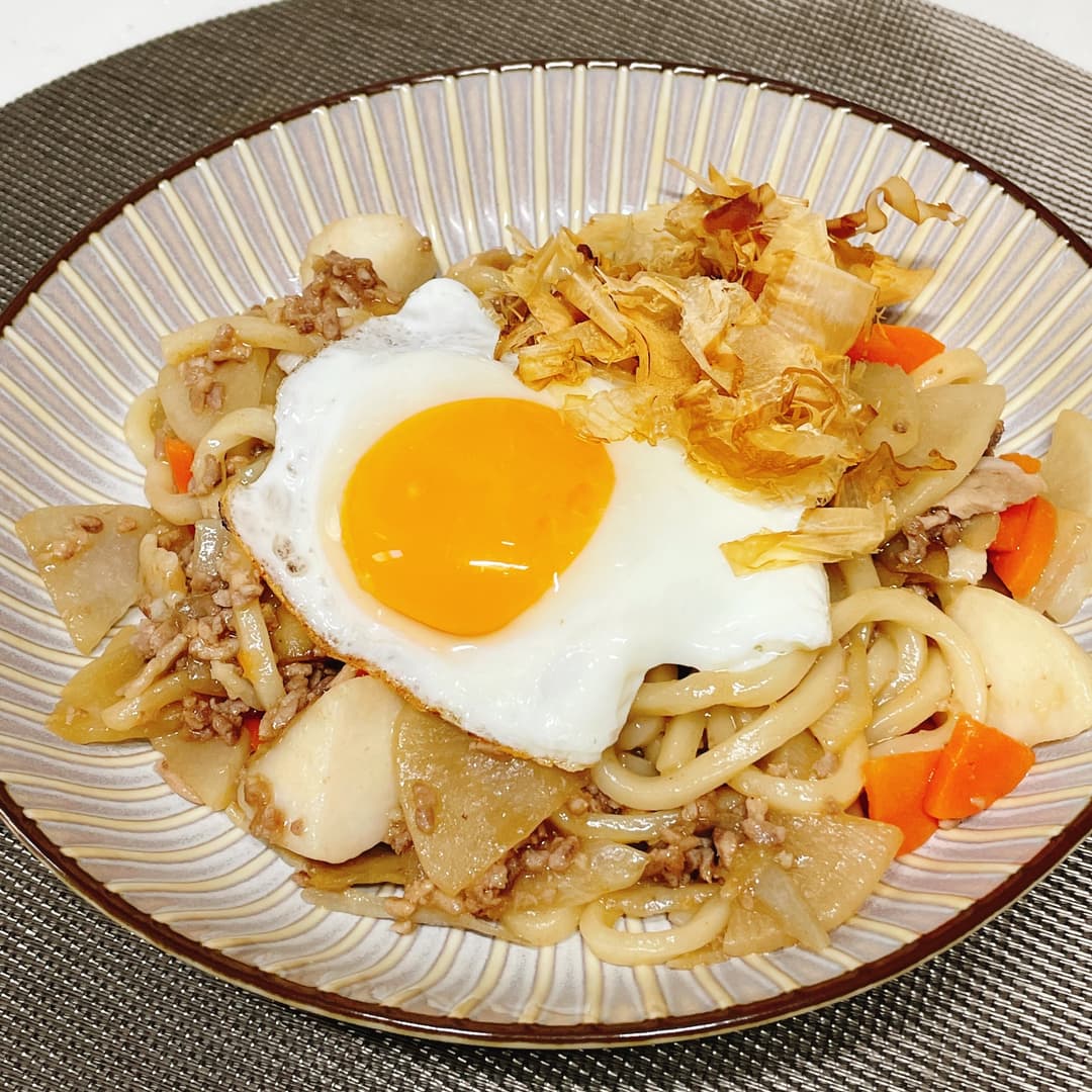 豚汁の具で作る醤油焼きうどんの完成写真