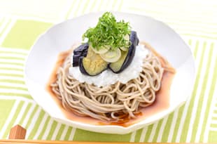 揚げナスの冷やしおろしそばの完成写真