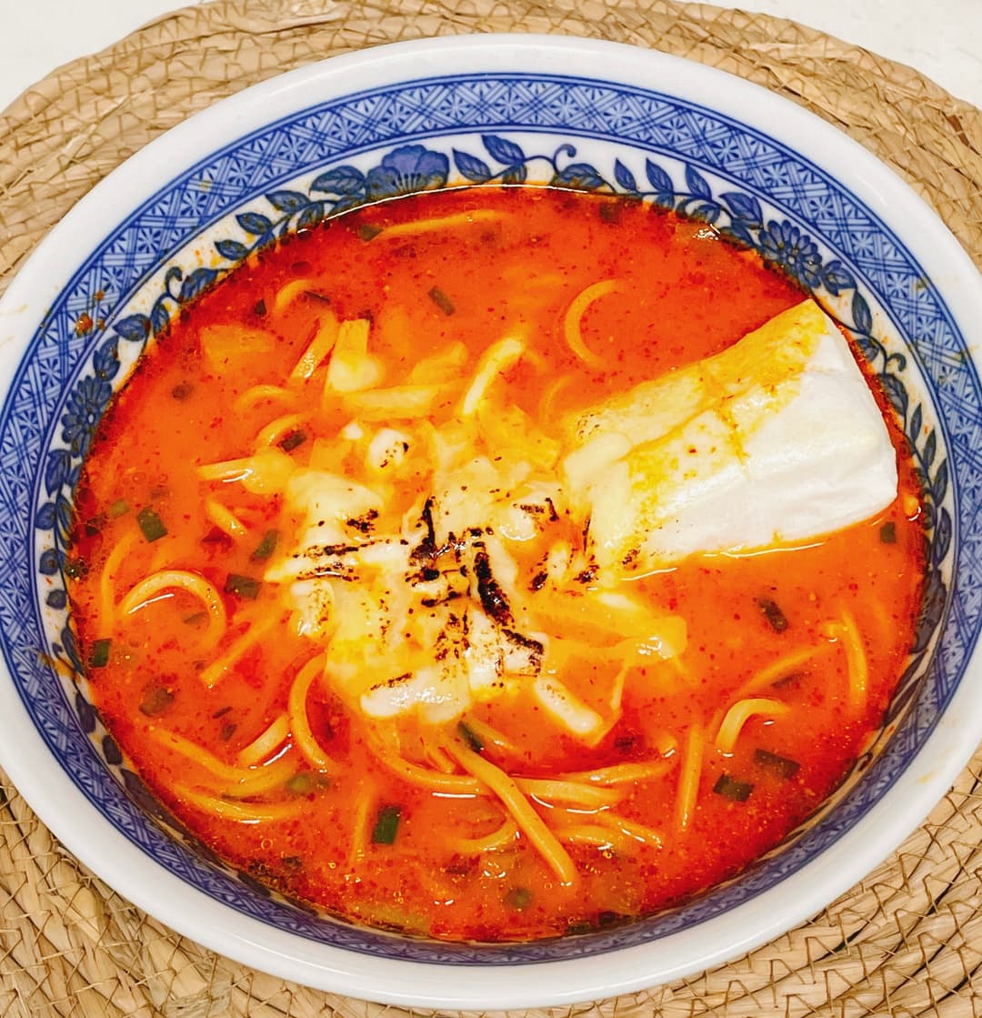 ごくり。餅と焦がしチーズの辛味噌ラーメンの完成写真