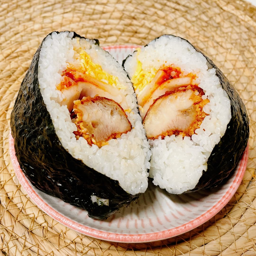 極旨!もも唐揚げの爆弾おにぎりの完成写真