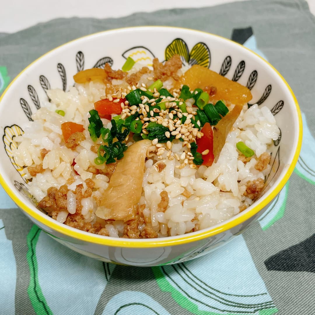 豚汁の具で作る鶏と根菜の混ぜご飯の完成写真