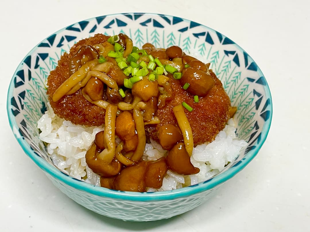 新潟たれカツのなめこあんかけ丼の完成写真
