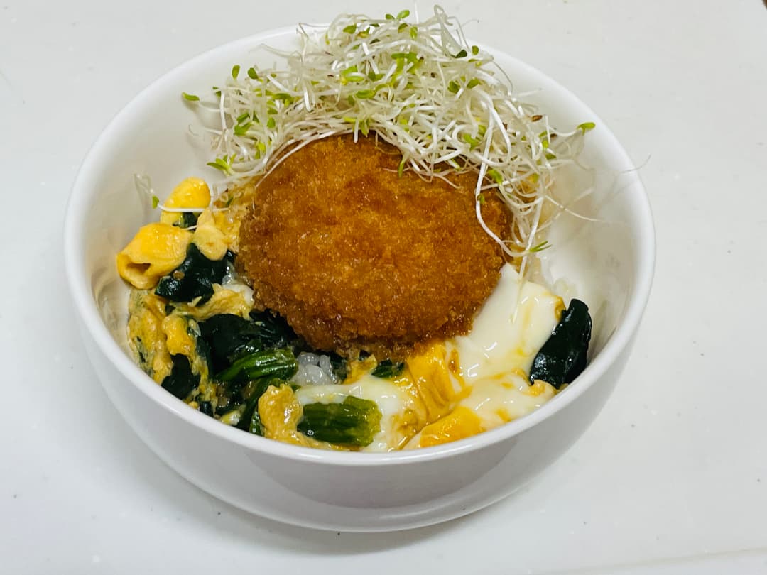 チーズメンチかつの卵とじ丼の完成写真