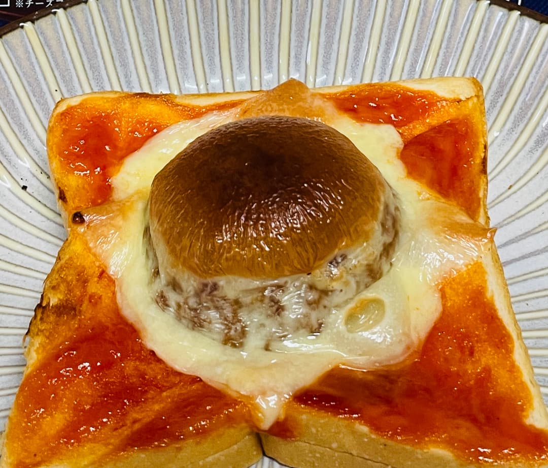 チーズメンチかつのケチャマヨトーストの完成写真