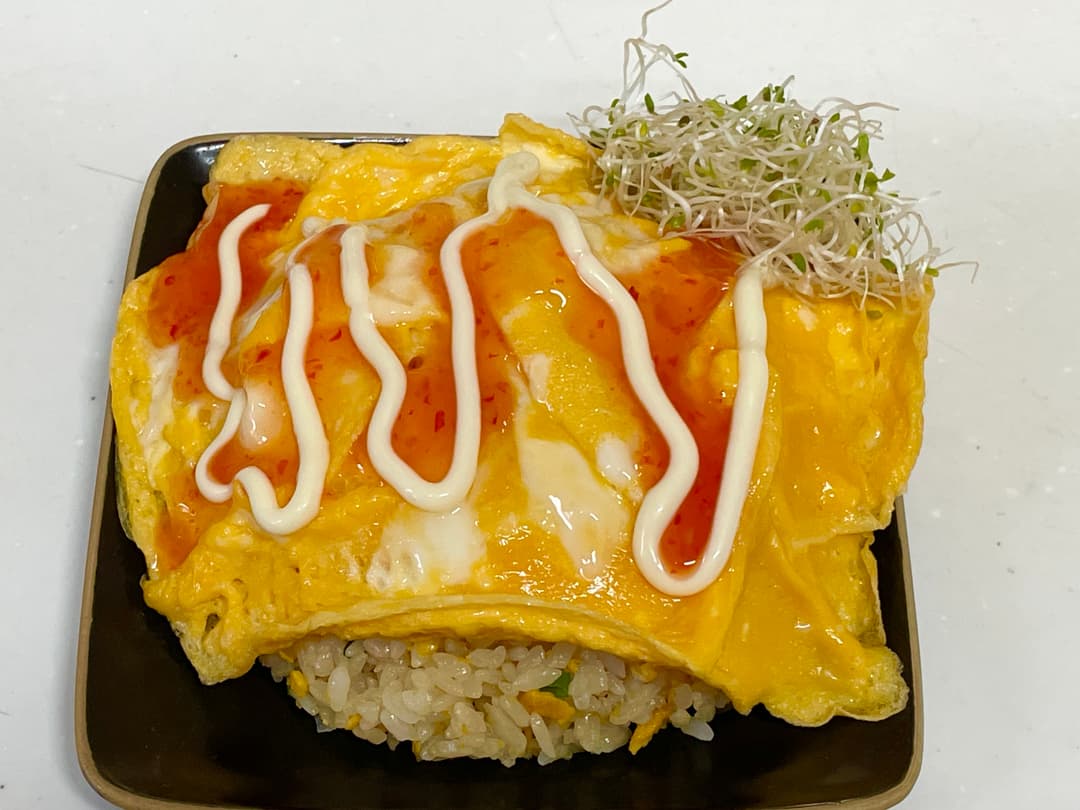 半チャーハンのチリマヨオムライスの完成写真