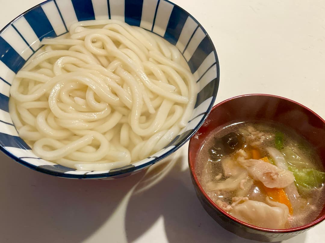 釜揚げうどん肉入り野菜つけ汁の完成写真