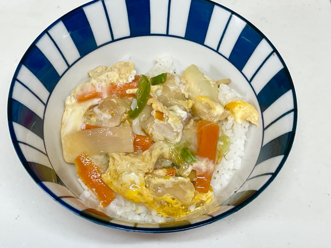 肉入りカット野菜の卵とじ丼の完成写真