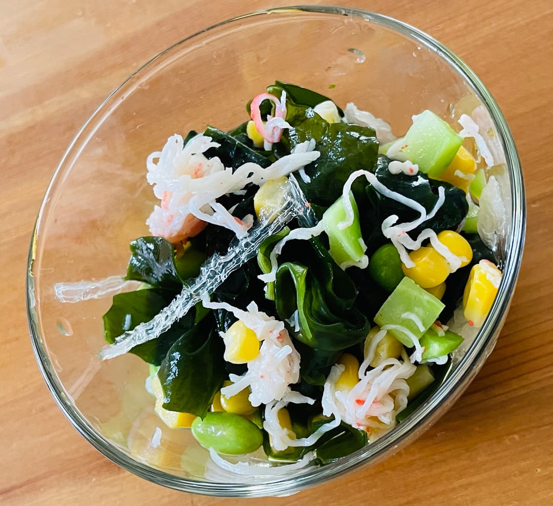 かにかま野菜ミックスとわかめの酢の物の完成写真