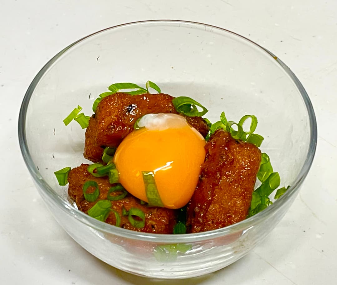 国産若鶏のみそだれ焼き卵黄のせの完成写真