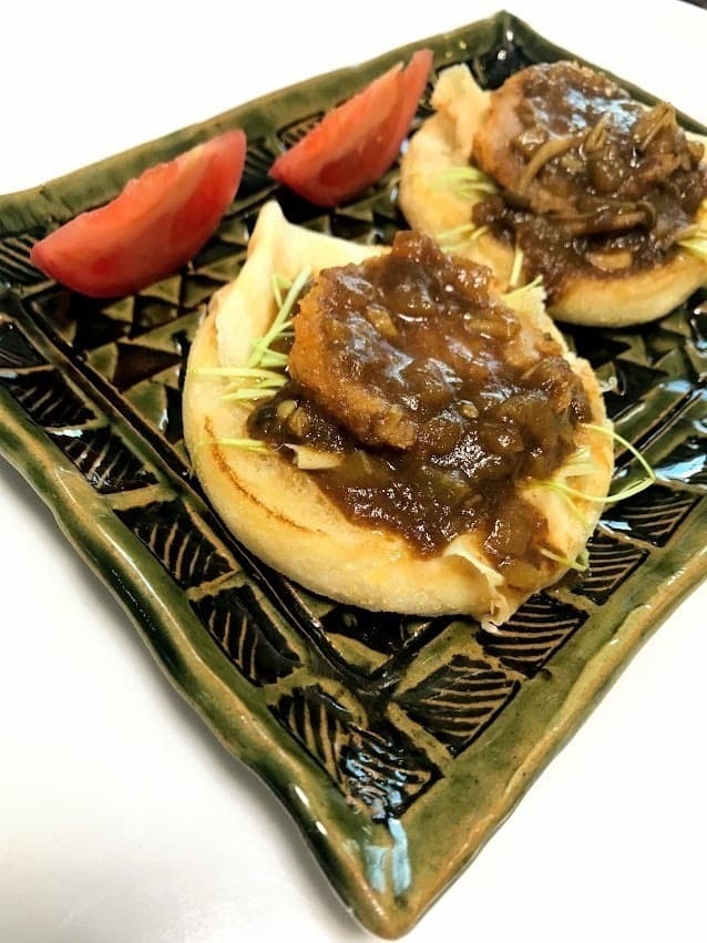 黒豚かつのカレーオープンサンドの完成写真