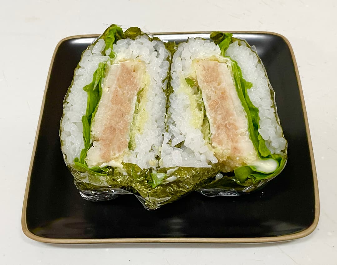 れんこんひき肉のおにぎらずの完成写真