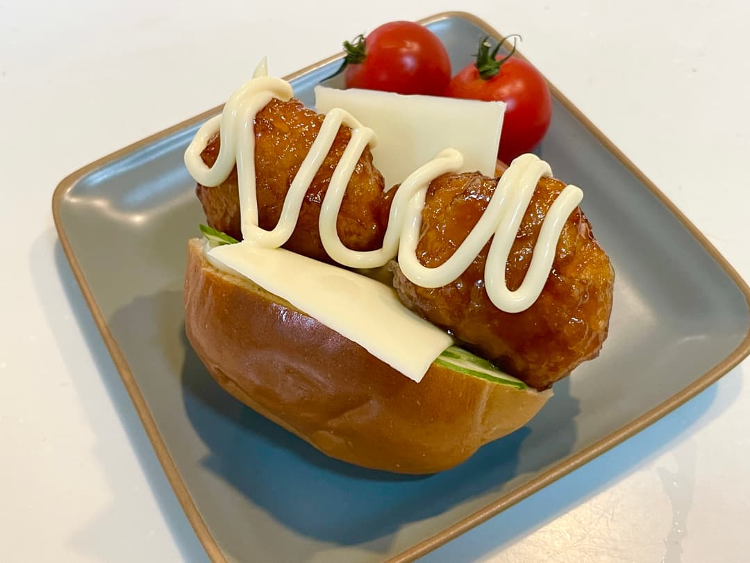 旨だれ唐揚げのチーズロールパンの完成写真