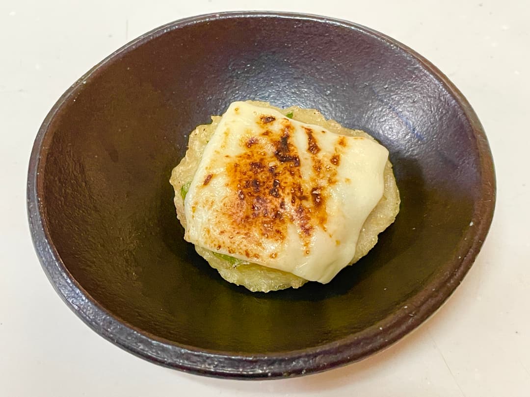 焦がしチーズのれんこんひき肉揚げの完成写真
