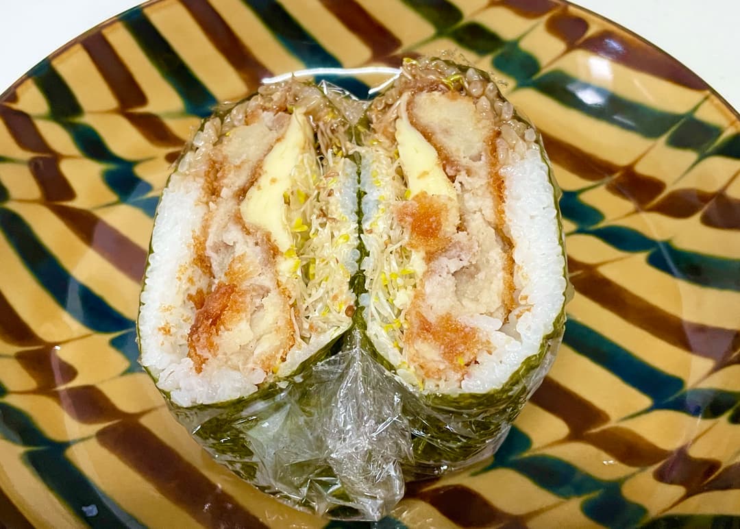 じゃが旨コロッケとチーズのおにぎらずの完成写真