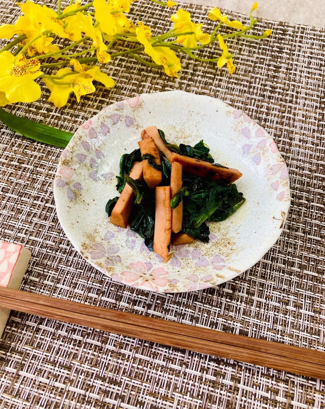 ほうれん草と魚肉ソーセージのソース炒めの完成写真