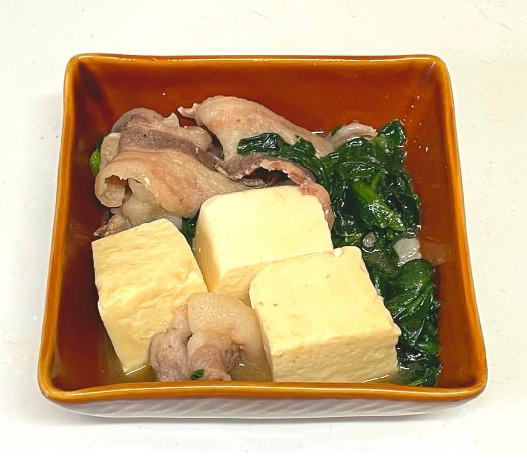 ほうれん草と豚バラの肉豆富の完成写真