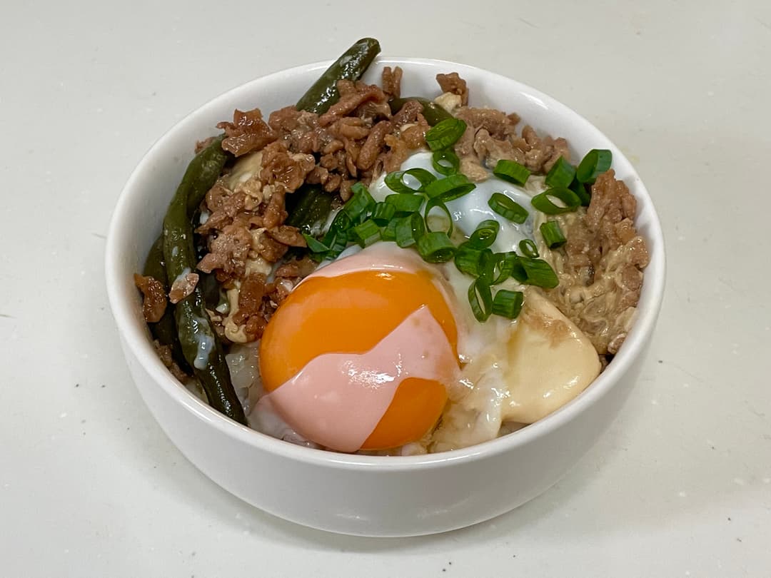いんげんと肉そぼろ丼の完成写真