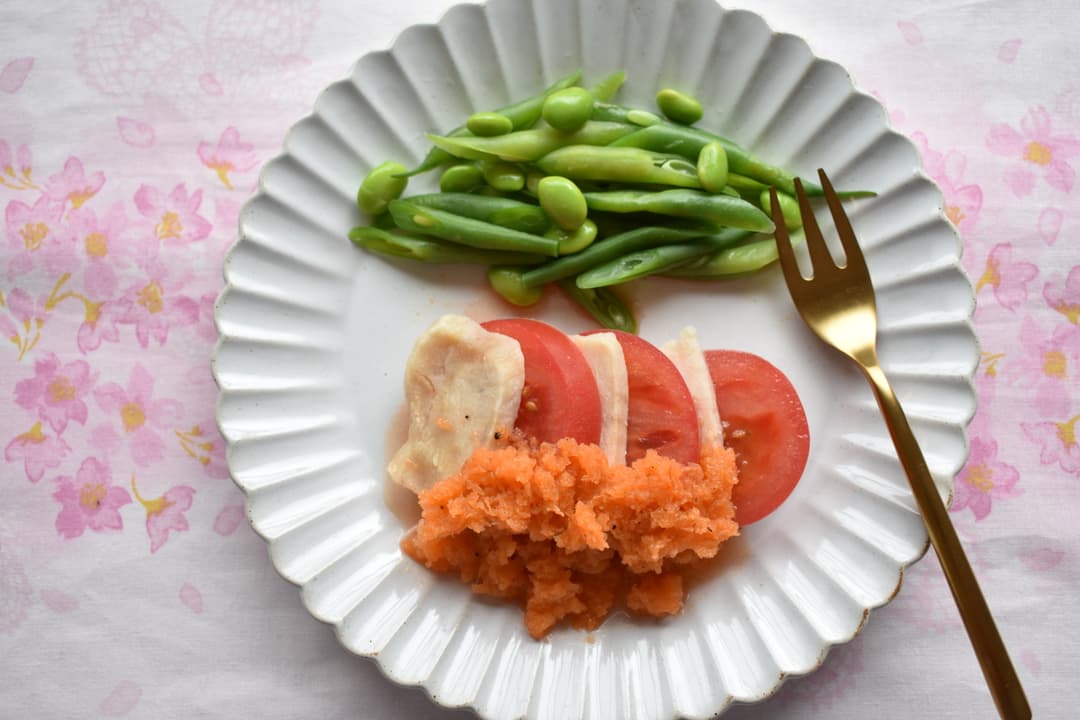 チキンサラダとトマトのキャロットソースの完成写真