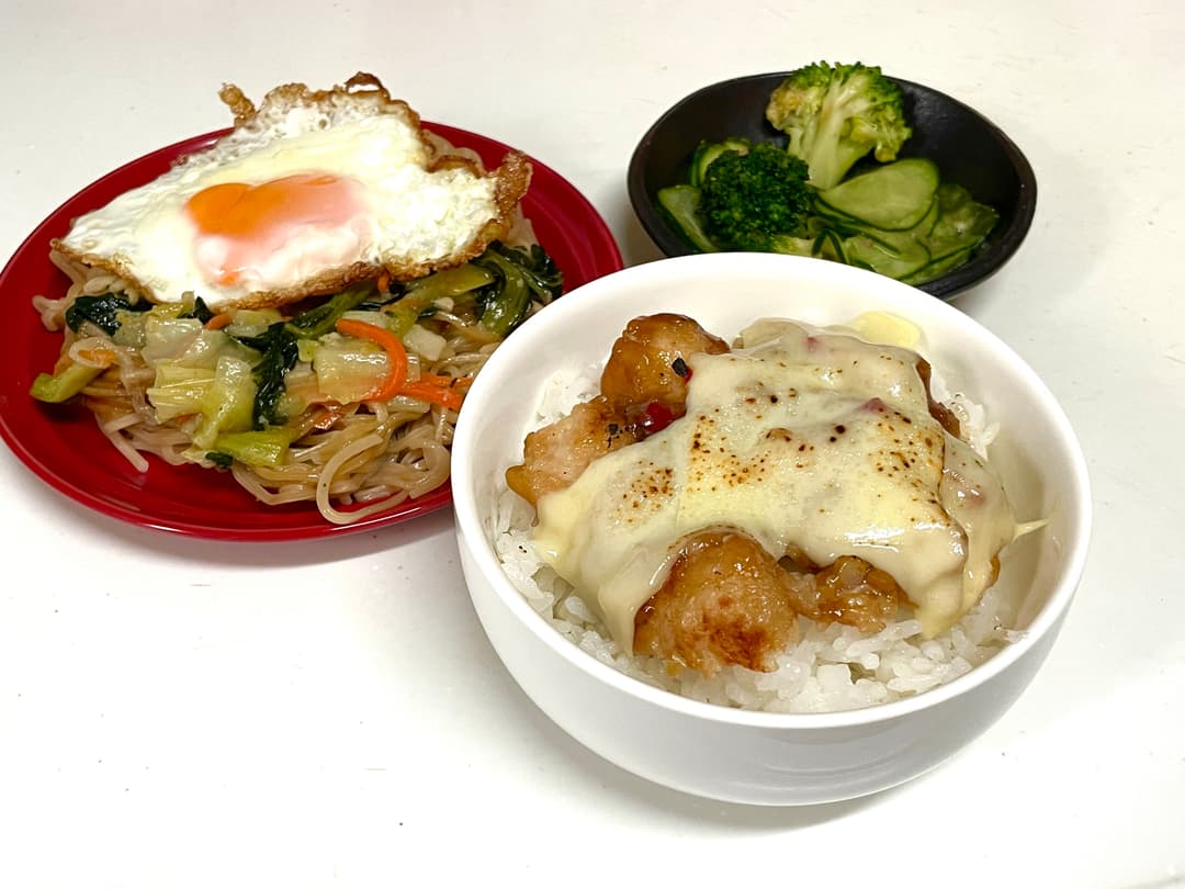 炙りチーズ油淋鶏丼と上海焼そばとサラダの欲張りプレートの完成写真