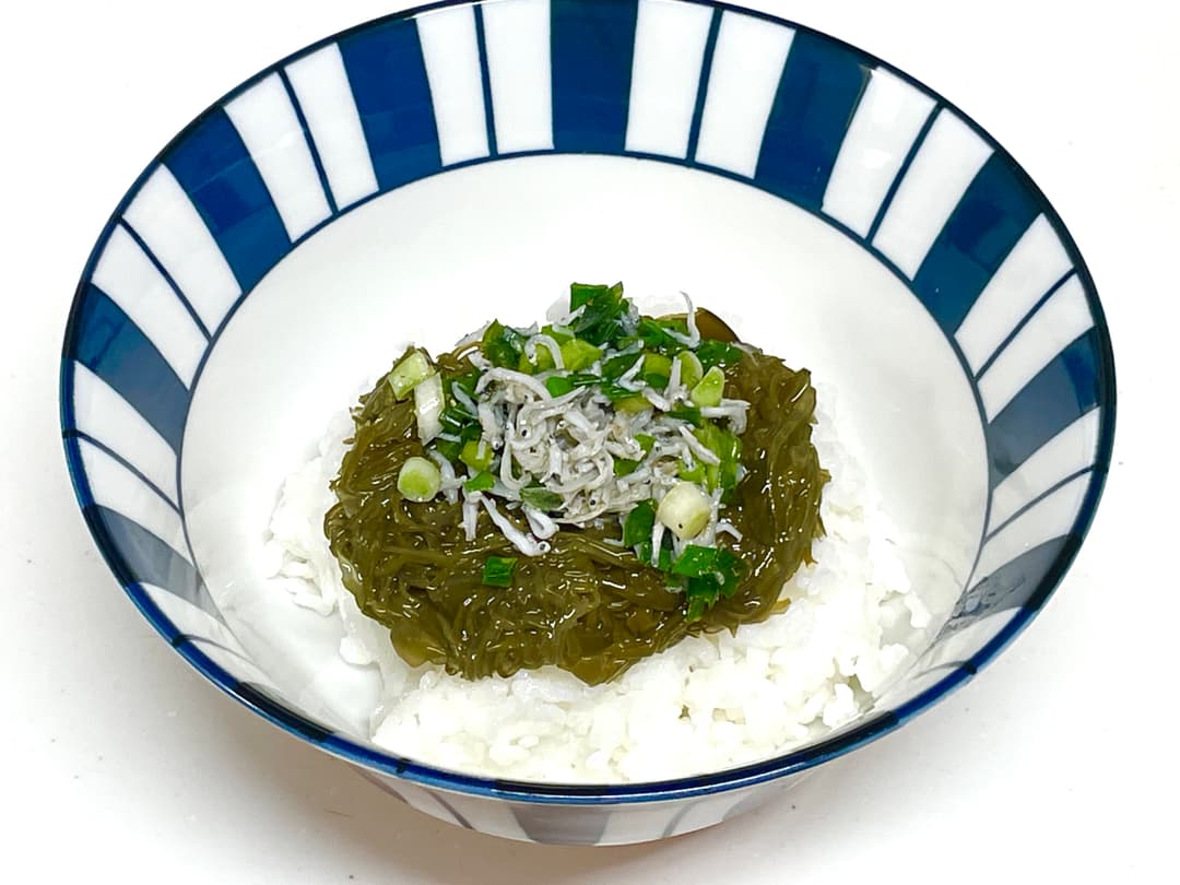 ねぎしらすナムルのせメカブ丼の完成写真