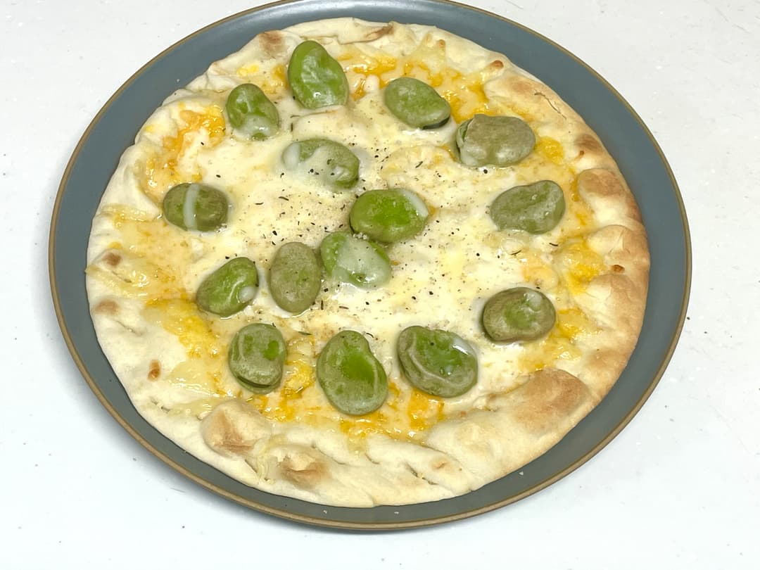 塩あじそら豆のチーズピザの完成写真