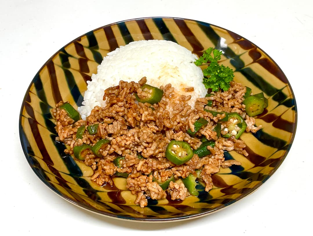 きざみオクラと豚ひき肉のピリ辛そぼろ丼の完成写真