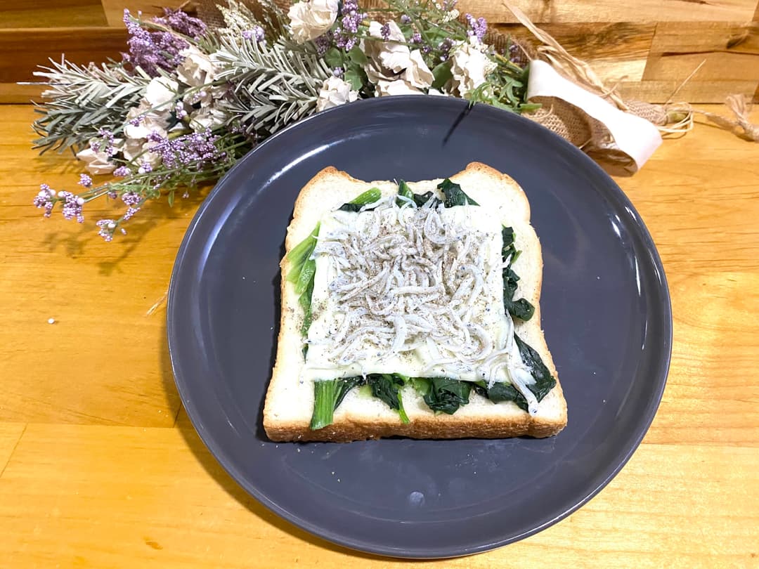 ほうれん草としらすのピザトーストの完成写真