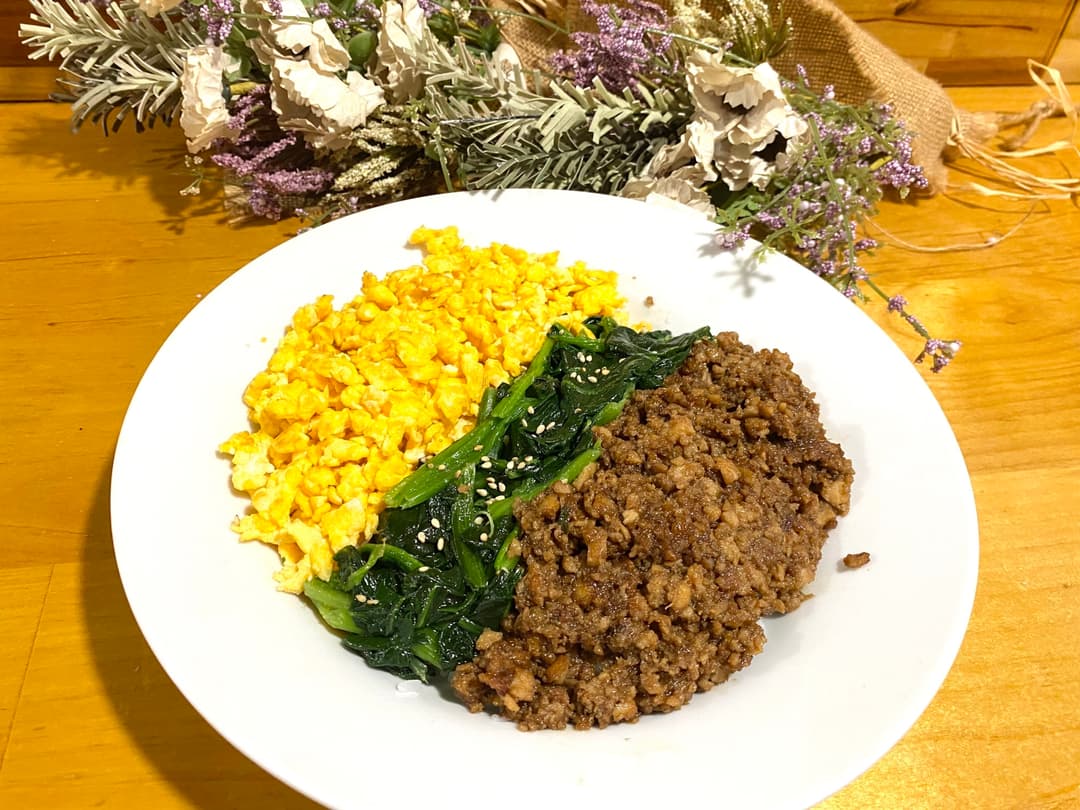 ふわふわそぼろの三色丼の完成写真