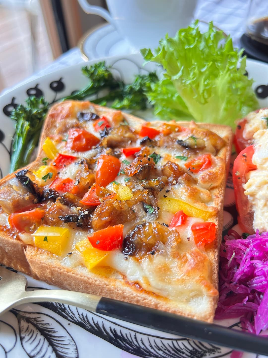夏野菜のケイジャントーストの完成写真