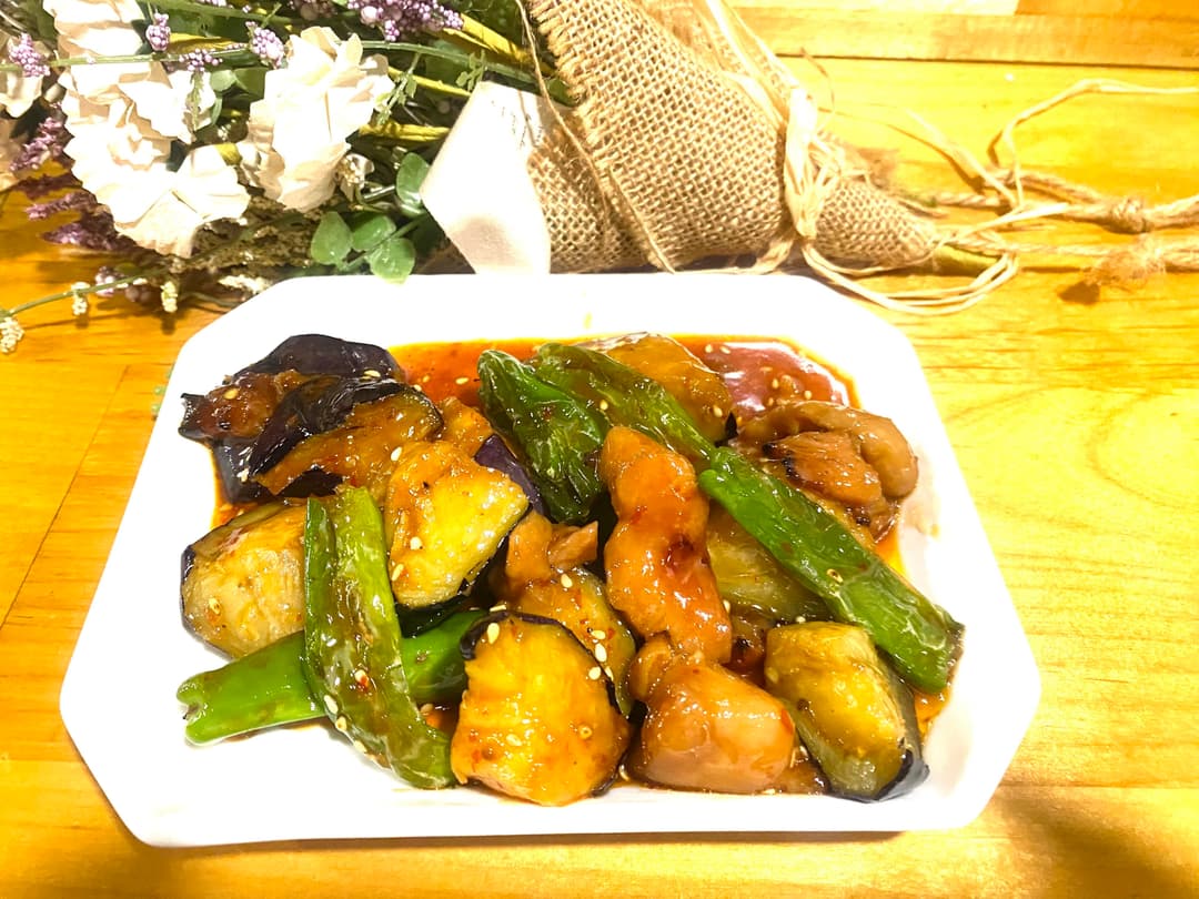 夏野菜と若鶏のピリ辛ごま照り焼きの完成写真